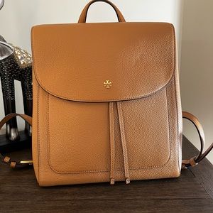 A back bag Tory Burch perfect size and you can have anything in there